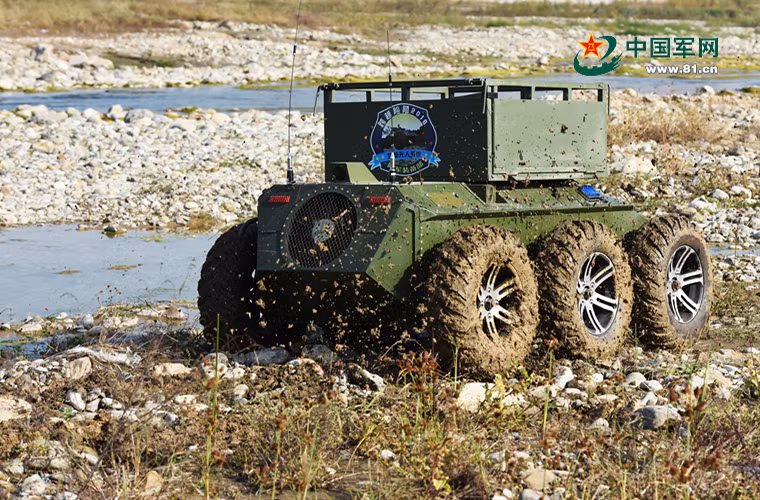 Theo Army Recognition, Quân đội Trung Quốc vừa tổ chức một cuộc thi khá đặc biệt tại Bắc Kinh vào hôm 18/10 với tên gọi "Conquer Obstacle-2016". Cuộc thi này dành riêng cho các mẫu phương tiện mặt đất không người lái (UGV) hay là robot chiến đấu do chính các sinh viên Trung Quốc phát triển. Nguồn ảnh: 81.cn