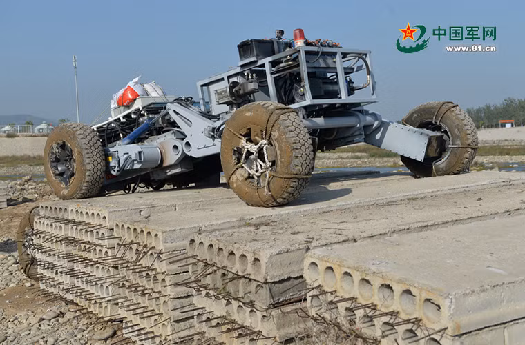 Được biết có tới 73 đội tham gia "Conquer Obstacle-2016" đến từ 44 trường đại học quân sự lẫn dân sự của Trung Quốc với những cái tên khá nổi tiếng về đào tạo và phát triển công nghệ tự động như Đại học Công nghệ Quốc phòng Trung Quốc, Học viện kỹ thuật tăng thiết giáp của Quân đội Trung Quốc (PLA), Viện công nghệ Bắc Kinh và Tập đoàn công nghệ Bắc Trung Quốc. Nguồn ảnh: 81.cn
