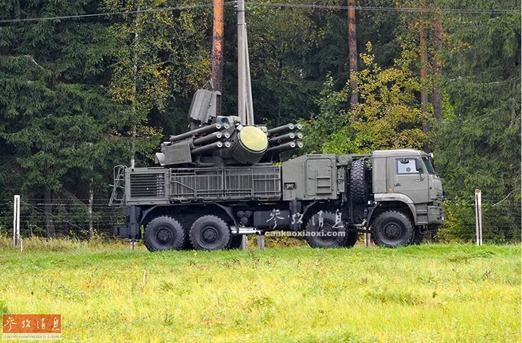 Còn Pantsir-S1 cũng là một trong những tổ hợp phòng không đáng nể của Nga hiện tại, vũ khí chính của nó là bộ đôi pháo phòng không 2A38M 30mm cùng với đó là 12 tên lửa đất đối không 57E6 hoặc 57E6-E.