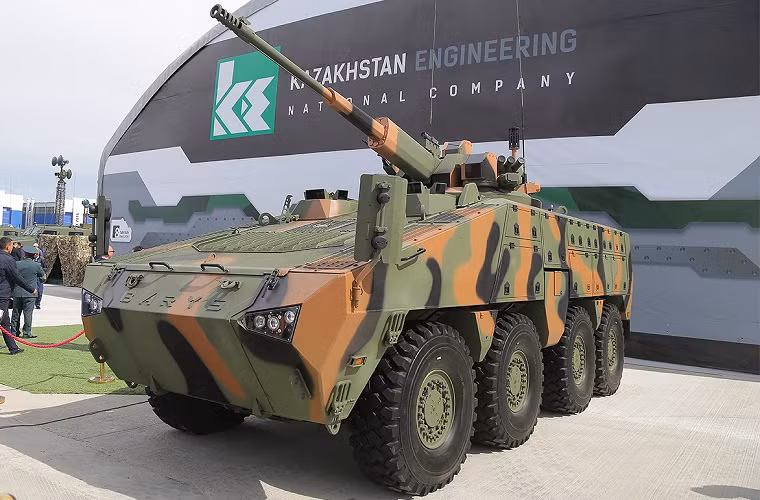 Có một điều thú vị nữa là không chỉ Bộ Quốc phòng Nga mà cả Quân đội Kazakhstan cũng dành sự quan tâm tới AU-220M và họ đã sở hữu một biến thể chiến đấu kết hợp giữa xe bọc thép chở quân Barys của Nam Phi với tháp pháo AU-220M. Mẫu xe bọc thép này cũng được giới thiệu tại Diễn đàn quân sự quốc tế Army-2016.