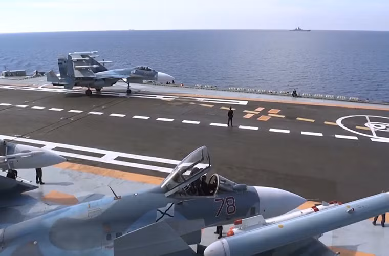 Trong ảnh là một chiếc tiêm kích trên hạm Su-33 chuẩn bị cất cánh từ Đô đốc Kuznetsov không kích vào mục tiêu của phiến quân tại Homs, Syria. Nguồn ảnh: Sputnik.