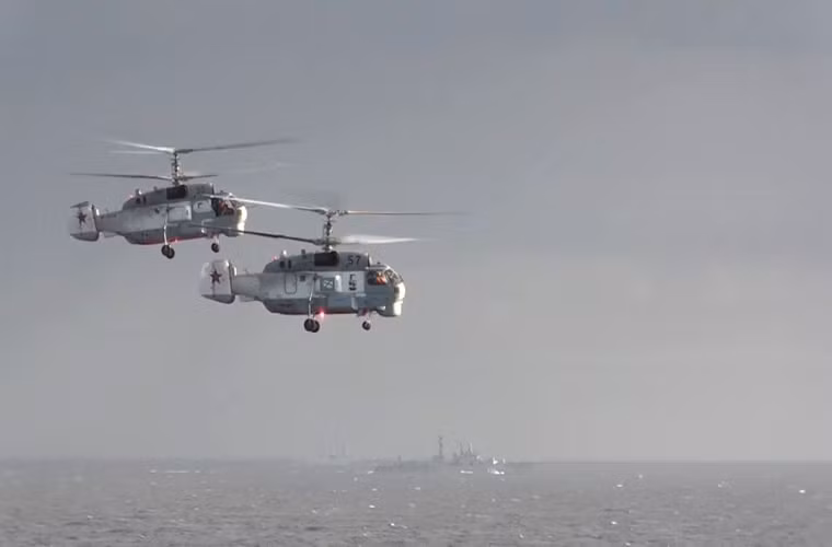Tàu sân bay Đô đốc Kuznetsov có thể mang theo tới 41 máy bay quân sự các loại với hơn 30 chiến đấu cơ và 20 trực thăng hải quân Ka-27. Nguồn ảnh: Sputnik.
