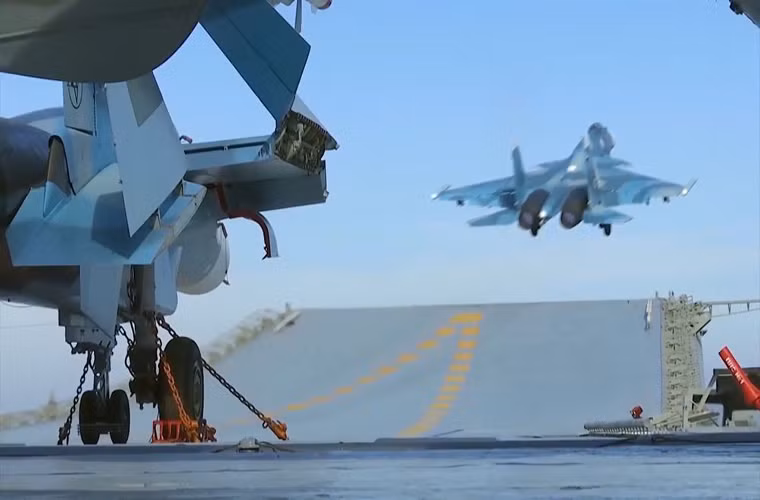 Phi đội tiêm kích của tàu Đô đốc Kuznetsov có nhiệm vụ chính là phá hủy các trại huấn luyện, kho hậu cần và các nhà máy sản xuất vũ khí trái phép của phiến quân ở Homs và Idlib. Nguồn ảnh: Sputnik.
