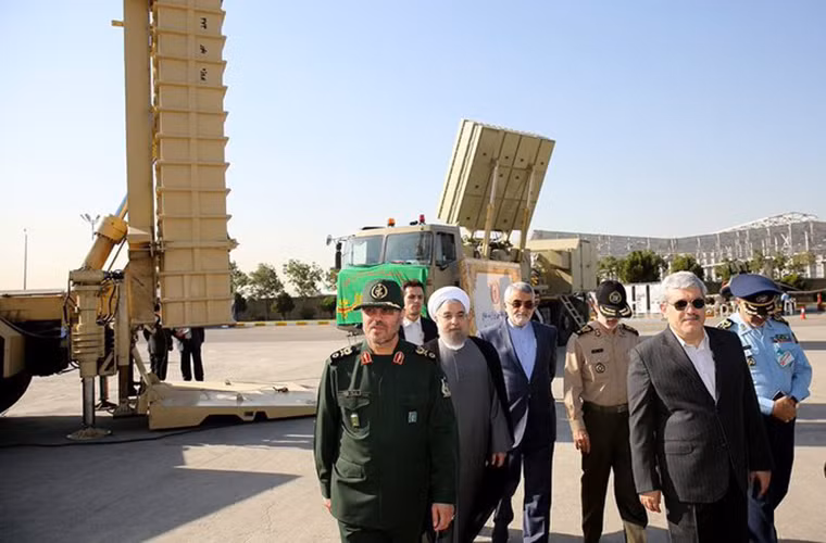 Theo Chuẩn tướng Farzad Esmaili, Bavar-373 có tầm bắn tăng gấp 1.5 lần so với tên lửa phòng không S-300 với khả năng xác định mục tiêu trong phạm vi 300km và có thể đánh chặn từ xa các mục tiêu này ở bán kính 200km.
