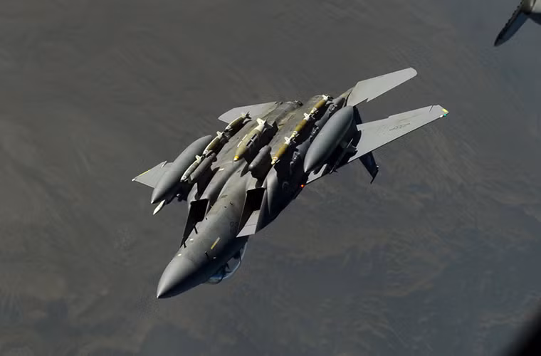 Còn về hệ thống vũ khí trên F-15J sẽ không có nhiều sự thay đổi khi nó được trang bị hầu hết các dòng tên lửa không đối không mà F-15 có thể sử dụng cho tới hiện tại kể cả tên lửa không đối không tầm xa AIM-120 AMRAAM. Và chi phí nâng cấp mới F-15J sẽ thấp hơn rất nhiều so với việc sản xuất mới.