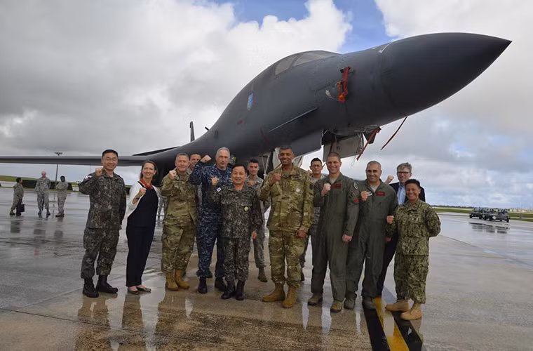 Dù vậy quá trình triển khai THAAD tại Hàn Quốc và Nhật Bản lại không hề dễ dàng như dư luận trong nước của hai quốc gia trên lại không mấy đồng tình với việc Mỹ triển khai thêm vũ khí tại nước họ. Ngoài ra cả Bắc Kinh lẫn Moscow đều tỏ thái động không hài lòng với việc Mỹ triển khai THAAD quá gần biên giới của mình.Nguồn ảnh: QQ.