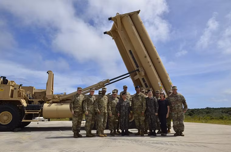 Trong ảnh là Tướng Lee và Tướng Brooks đứng bên cạnh một bệ phóng di động của THAAD tại Guam. Nguồn ảnh: QQ.
