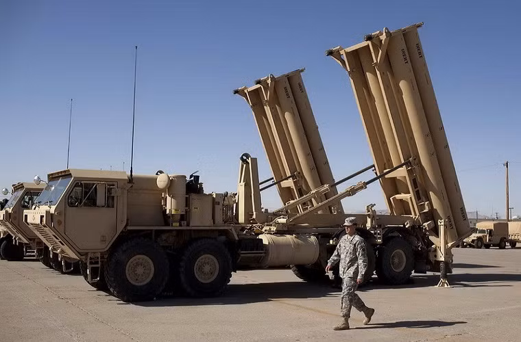 THAAD là hệ thống đánh chặn tên lửa hiện đại nhất hiện nay của Quân đội Mỹ được đưa vào trang bị từ năm 2008 trong bối cảnh nguy cơ nước Mỹ bị tấn công bằng các loại tên lửa đạn đạo tầm xa từ các quốc gia thù địch ngày càng lớn, và khả năng tác chiến của hệ thống phòng thủ tên lửa Patriot không còn hiệu quả trong môi trường chiến tranh hiện đại. Nguồn ảnh: Defence blog.