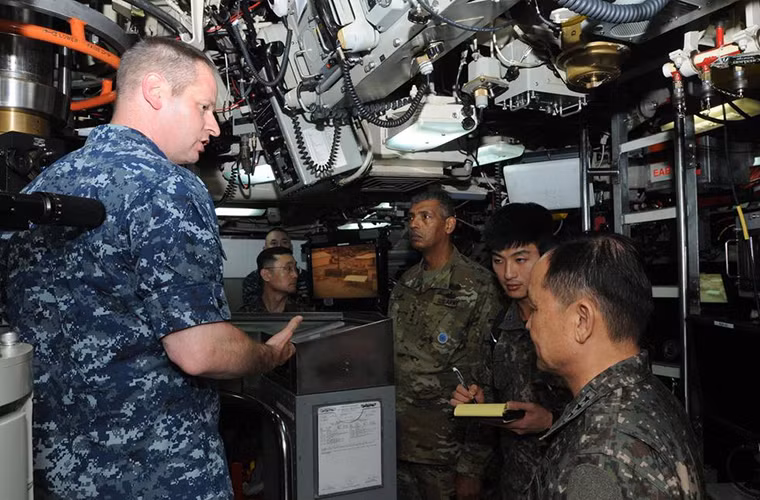 Tuy nhiên tham vọng của Quân đội Mỹ không chỉ dừng lại ở Guam mà họ còn muốn triển khai THAAD đến gần hơn các quốc gia thù địch với đích đến chính là Hàn Quốc và Nhật Bản vốn là nơi đặt các căn cứ quân sự lớn nhất của Mỹ tại Châu Á. Trong ảnh là Tướng Lee bên trong tàu ngầm tấn công hạt nhân Ohio thuộc Hạm đội Thái Bình Dương. Nguồn ảnh: QQ.