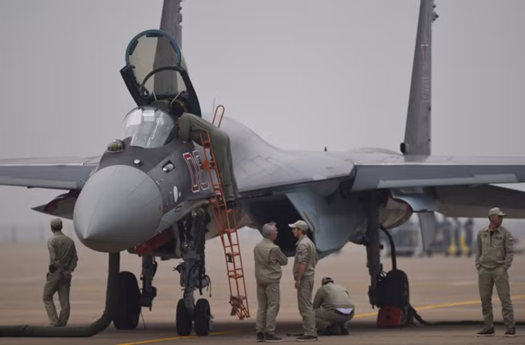 Với việc mua tiêm kích Su-35 cũng giúp Trung Quốc tiệm cận công nghệ vũ khí mới gồm tên lửa không đối không tầm siêu xa K-77M và tên lửa không đối không tầm ngắn R-74.