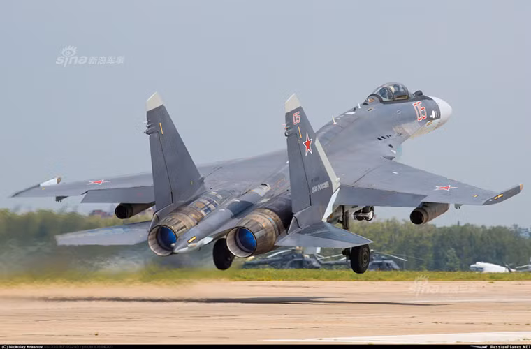Động cơ AL-41F đem lại tính năng cao cho dòng tiêm kích Su-35 với khả năng bay siêu âm mà không cần đốt nhiên liệu lần 2, tuổi thọ sử dụng trước khi đại tu lên tới 4.000 giờ bay (gấp đôi các động cơ cùng loại, vượt trội AL-31F trên họ Su-27/30).