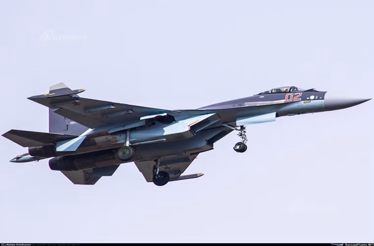 Dự kiến, cuối năm nay (2016), phía Nga có thể bàn giao 4 trong tổng số 24 chiếc Su-35 mà Trung Quốc đặt hàng. Nguồn ảnh: Sina