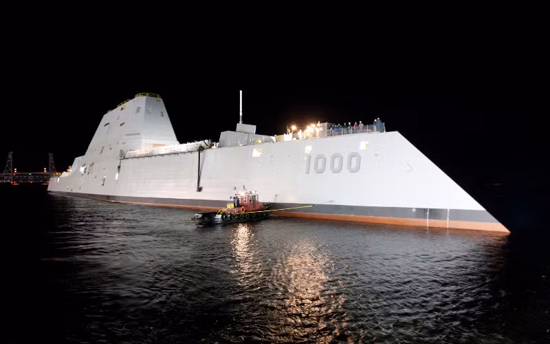 Khu trục hạm Zumwalt có thiết kế thủy động lực học theo công nghệ "sóng xuyên thân" cùng cấu trúc thượng tầng độc đáo đem lại khả năng tàng hình rất cao. Theo một số nguồn tin, chiếc tàu dài 180 m, lượng choán nước tới gần 15.000 tấn có độ phản xạ radar chỉ bằng tàu đánh cá nhỏ. Ảnh: Hải quân Mỹ