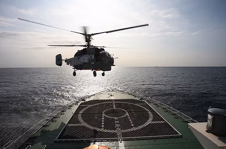 Trực thăng chống ngầm Ka-27PS đáp lên trên sàn đáp trực thăng được đặt phía trước mũi tàu của Igor Belousov. Nguồn ảnh: Bộ Quốc phòng Nga.