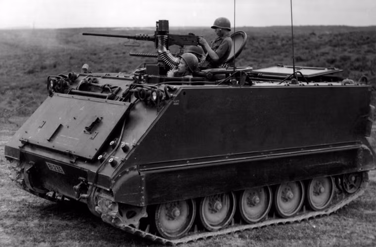Xe thiết giáp mới là sự kết hợp những tính năng tốt trên hai loại xe M113 và M2 Bradley, vì thế chúng có khả năng cơ động tốt như M113 trong khi lại được bọc giáp để giữ an toàn tính mạng cho người lính tốt như xe M2 Bradley.