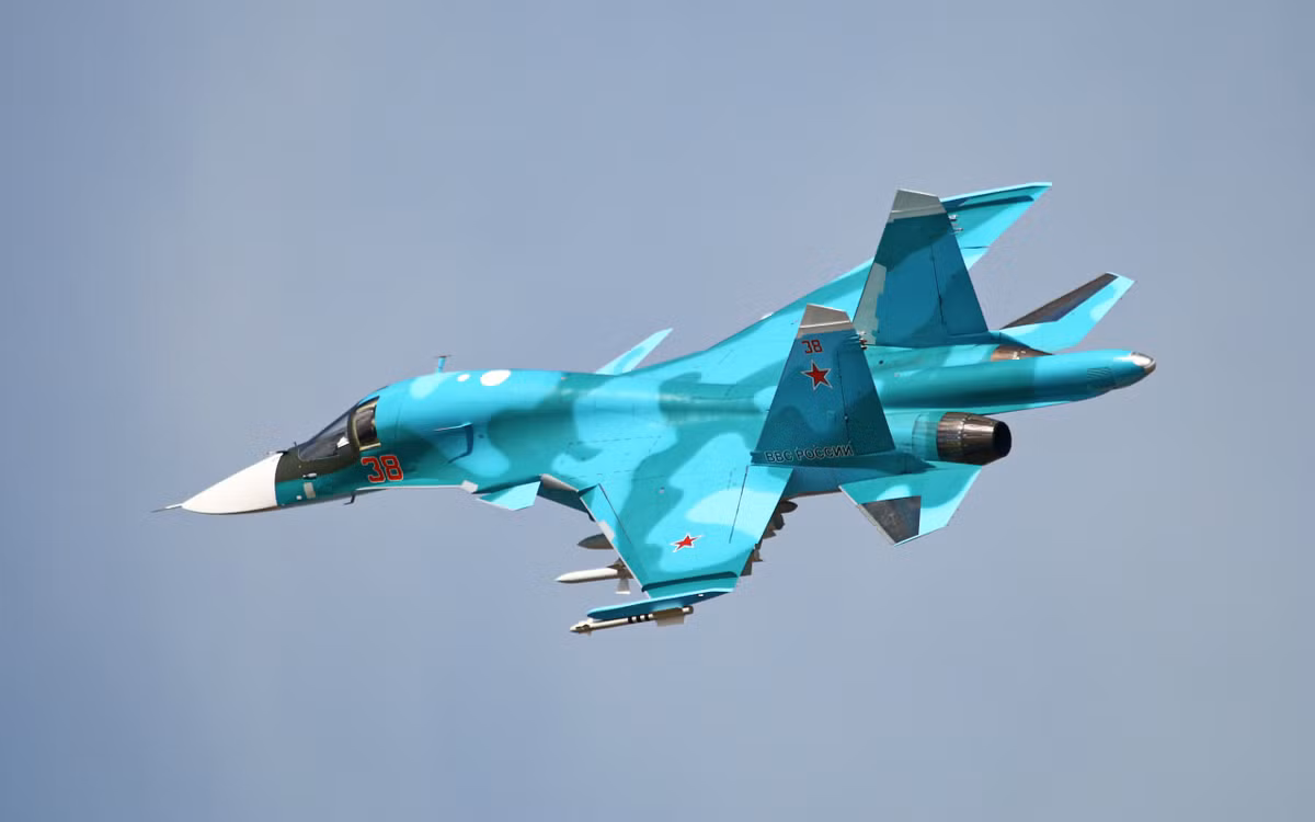 Khác biệt với EA-18, một số các nền tảng được thiết kế phù hợp để thực hiện các nhiệm vụ tương tự, bao gồm trên nền tảng Su-34. "Chúng tôi bắt đầu từ khái niệm đa năng, trong trường hợp cần thiết, bất kỳ máy bay chiến thuật nào cũng có thể được trang bị thêm các phương tiện cần thiết để tiến hành tác chiến điện tử, nó rẻ hơn, và rất hiệu quả " - đại diện KRET cho biết. Nguồn ảnh: Zvezda