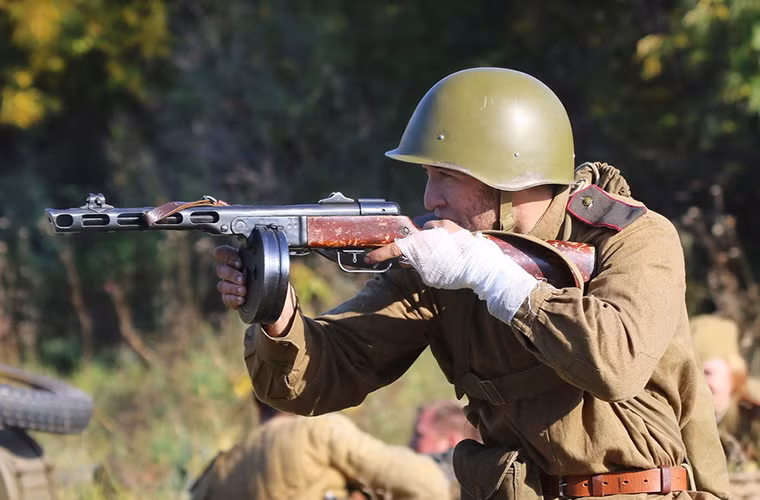 Một lính Hồng quân với khẩu tiểu liên PPSh-41 của mình vẫn dũng cảm chiến đấu ngay cả khi tay đang bị thương.