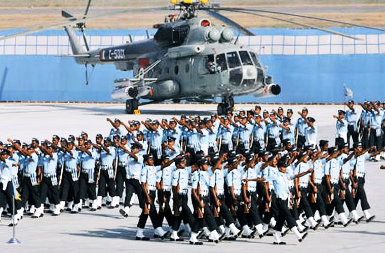 Mi-17 là dòng trực thăng vận tải hạng trung đa năng của Nga, được phát triển cải tiến trên cơ sở dòng Mi-8 huyền thoại.