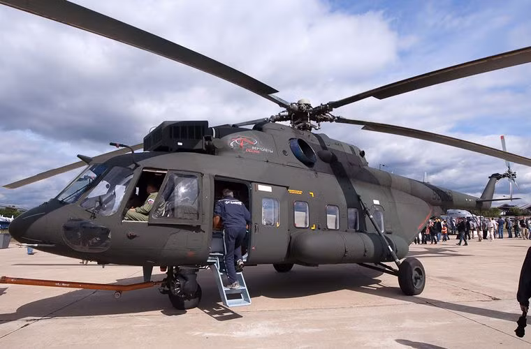 Mi-17 cũng có khả năng bảo vệ binh sĩ trước các loại vũ khí cá nhân nhờ trang bị lớp giáp dày. Minh chứng tại Syria cho thấy sau khi trúng tên lửa Mi-17 vẫn có khả năng bay về được không phận của họ trước khi bị rơi và được giải cứu thành công hai phi công.