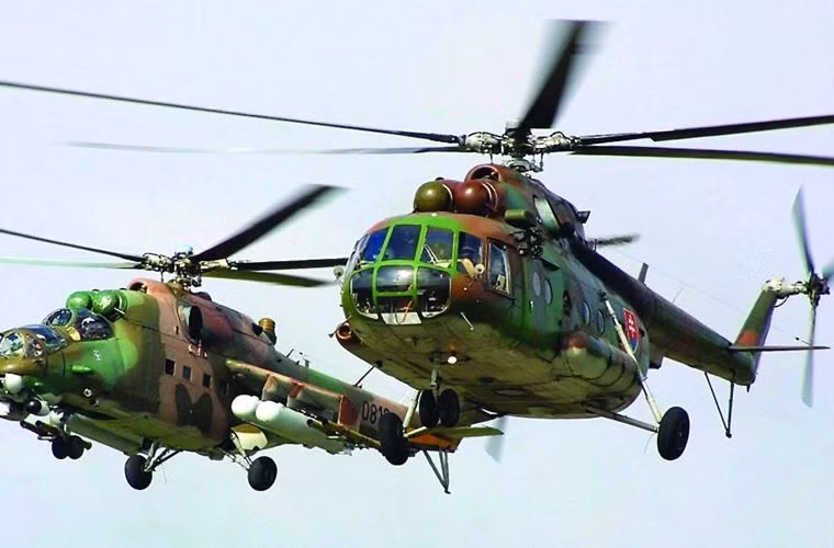 Theo các phương tiện truyền thông, hai chiếc trực thăng hạ cánh ở gần mục tiêu, họ sử dụng những lều tạm trú để chờ cơ hội vượt qua biên giới Ấn Độ, trong khi hai chiếc khác dự phòng sự cố bất trắc. Nhân chứng cho biết, các kẻ khủng bố đang ngủ mê mệt khi cuộc đột kích xảy ra.