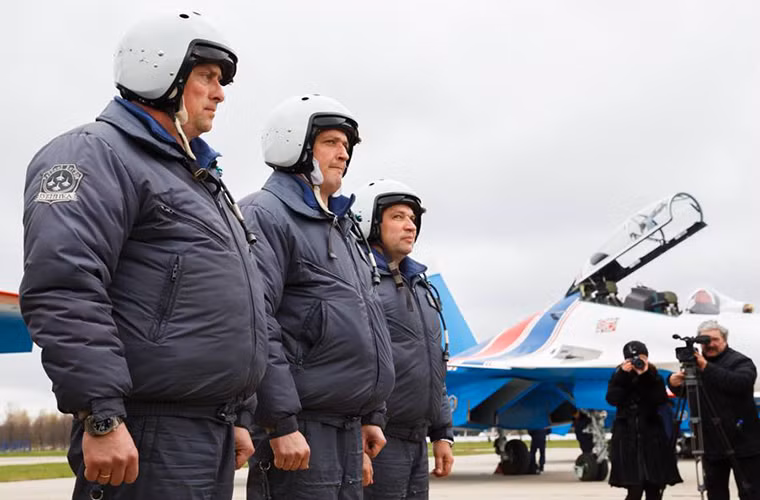 Trong ảnh là các phi công điều khiển Su-30SM của “Hiệp sĩ Nga” trong buổi lễ bàn giao hôm 14/10 tại Kozhedub. Nguồn ảnh: Bộ Quốc phòng Nga