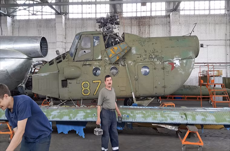 Công việc sửa chữa trực thăng Mi-4 bắt đầu. Nguồn ảnh: English Russia.