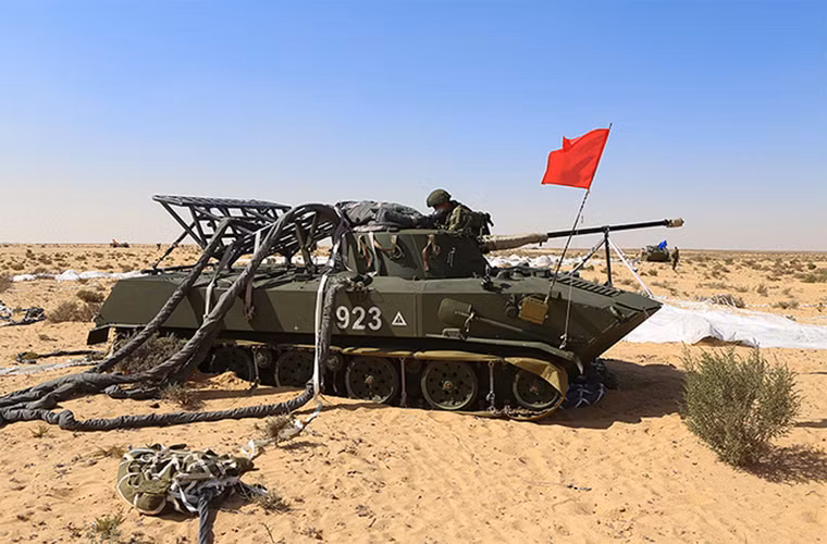 Theo hãng thống tấn TASS, đợt tập trận chung mang tên Defenders of Friendship-2016 giữa Nga và Ai Cập đã chính kết thúc sau hơn một tuần diễn ra tại khu vực sa mạc El-Alamein của Ai Cập. Đây không chỉ đơn thuần là một hoạt động quân sự thông thường mà còn đánh dấu sự thay đổi trong mối quan hệ chính trị giữa Moscow với các quốc gia Châu Phi nơi Ai Cập là một trong những nước đầu tàu. Nguồn ảnh: TASS.