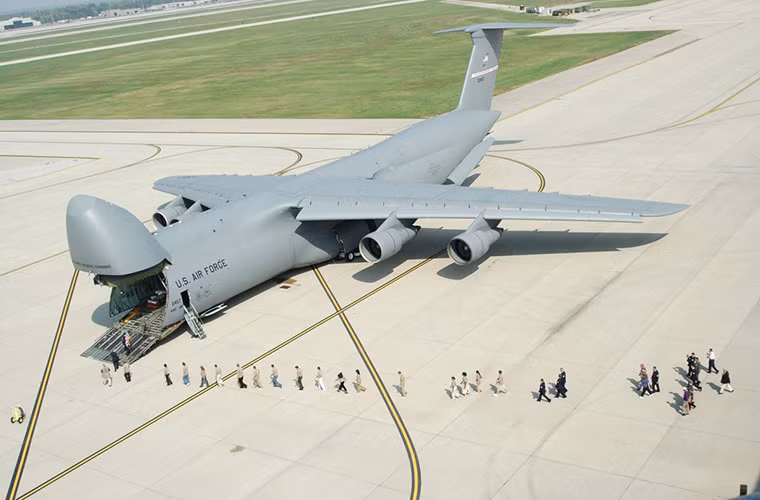 Theo Business Insider, một chiếc máy bay vận tải C-5 Galaxy có chiều dài tới hơn 75m và cao gần 20m - với kích thước đó nó là mẫu máy bay vận tải quân sự lớn nhất của Không quân Mỹ. Khoang chứa hàng của C-5 cũng khổng lồ không kém với chiều dài gần 37m, cao 5.8m, thiết kế trên giúp nó có thể vận chuyển hầu hết mọi trang thiết bị quân sự của Quân đội Mỹ từ xe tăng cho tới cả máy bay.