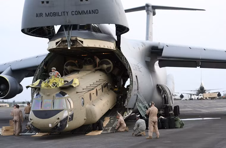 Một chiếc trực thăng vận tải CH-47 Chinook hoàn toàn có thể nằm gọn bên trong thân của C-5 tất nhiên khi đã được tháo cánh quạt nâng.