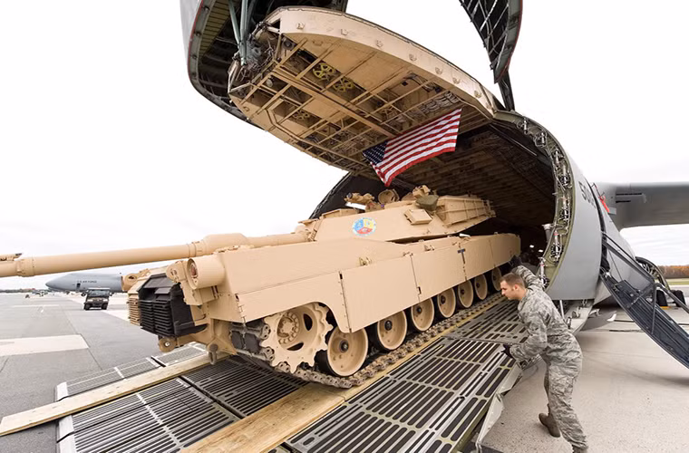 Điều này cho phép nó có thể chở cùng lúc hai chiếc xe tăng chiến đấu chủ lực M1 Abrams.
