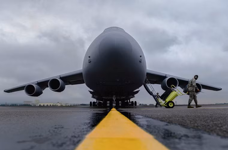 Và để có thể nâng một thân máy bay đồ sộ như vậy, C-5 cần tới đôi cánh cực lớn với sải cánh dài 68m, mang theo bốn động cơ phản lực General Electric TF39-GE-1C có công suất 43.000 lbf mỗi chiếc.