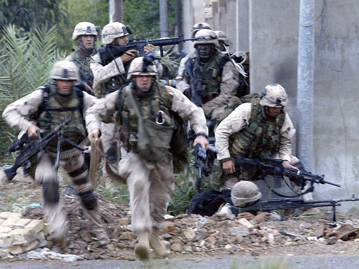 Lực lượng Thủy quân Lục chiến Mỹ tại chiến trường Iraq năm 2004 trong một chiến dịch ở Fallujah, thành phố được mệnh danh là "Thủ phủ Hồi giáo". Nguồn Ảnh: USMarineCorpsPhoto.