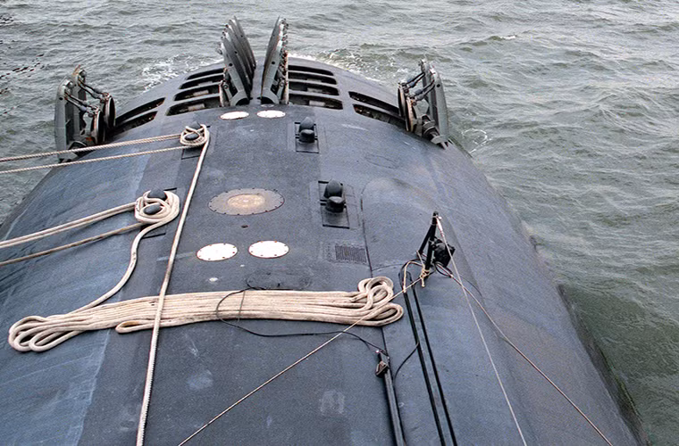 Cận cảnh cụm ống phóng VLS được đặt phía trước mũi tàu Los Angeles. Nguồn ảnh: Sea Forces.