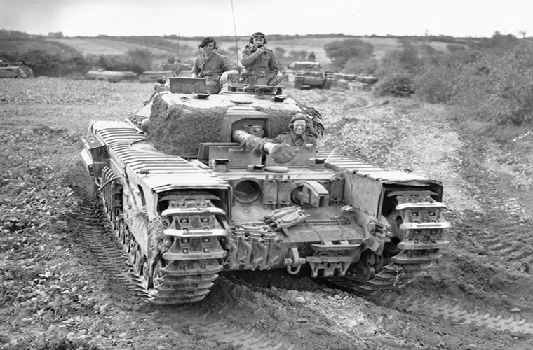 Churchill là dòng xe tăng hạng nặng của Quân đội Anh trong Chiến tranh Thế giới thứ 2. Khác với truyền thống tăng hạng nặng Xô-Đức, tăng hạng nặng của Anh thiên về khả năng hỗ trợ hỏa lực cho bộ binh trên chiến trường. Để hoàn thành nhiệm vụ đó, những biến thể xe tăng hạng nặng Churchill đầu tiên được trang bị lớp giáp bảo vệ khá dày với tốc độ di chuyển chậm tương đương tốc độ hành quân của bộ binh. Nguồn ảnh: WAR.ee.