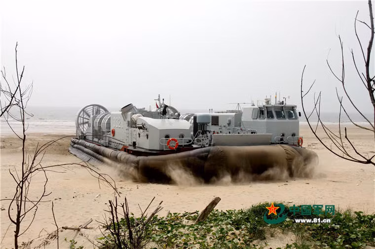 Tàu đổ bộ khí đệm Type-726 là một sản phẩm do Trung Quốc chế tạo. Nó chỉ có thể chở theo 1 xe tăng chiến đấu chủ lực Type-99. Tàu có chiều dài 30 m, rộng 16 m, tốc độ tối đa khoảng 60 hải lý/giờ. Ảnh: 81.cn