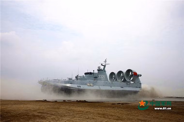 Tàu đổ bộ khí đệm Bizon tiến lên bờ. Loại tàu đổ bộ khí đệm lớn nhất thế giới này có nhiều thế mạnh về hỏa lực và khả năng chuyên chở. Tuy nhiên, nó không phù hợp cho các hoạt động viễn chinh. Ảnh: 81.cn