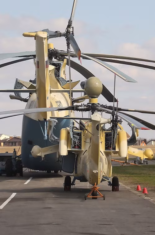 Điều này càng trở nên rõ ràng hơn khi một chiếc Mi-28N đứng cạnh Mi-26T2. Nguồn ảnh: Fyodor.