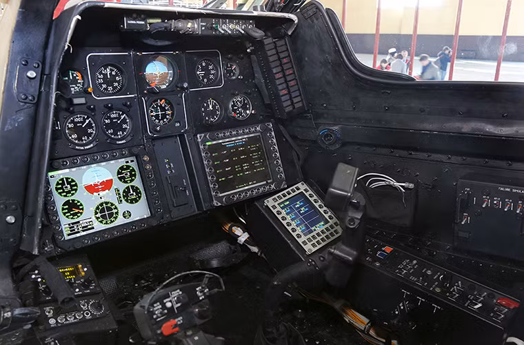 Buồng lái hiện đại của Mi-28N với thiết kế gọn hơn so với Mi-28 cùng với đó là hệ thống trang thiết bị tự động hổ trợ tối đa cho phi công trong tác chiến trên không. Nguồn ảnh: Fyodor.
