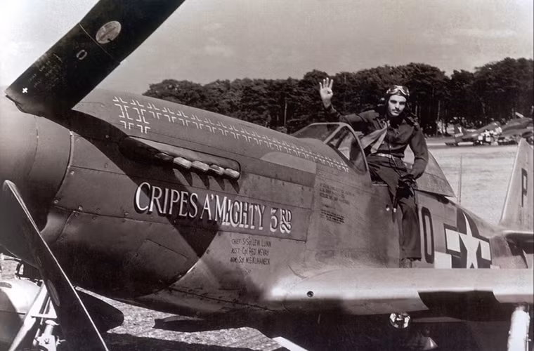 Trong ảnh là George Preddy với chiếc P-51 Mustang của mình, ông cũng được xem là quân át chủ bài của phi đội P-51 Mỹ tại Tây Âu.