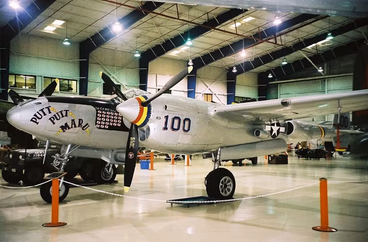 Trong ảnh là chiếc P-38 của Charles H. MacDonald vẫn còn được lưu giữ tại Bảo tàng hàng không Lone Star ở Mỹ.