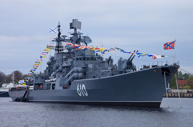 Vị trí thứ năm trong danh sách của Sputnik thuộc về tàu khu trục Nastoychivyy - kỳ hạm Hạm đội Baltic. Đây là một trong những tàu thuộc lớp tàu khu trục Sovremennyy do Liên Xô phát triển trước đây. Tàu Nastoychivyy được trang bị hệ thống vũ khí khá toàn diện với khả năng tác chiến chống hạm, phòng không lẫn chống ngầm. Tuy nhiên các loại vũ khí của nó đa phần đều đã lỗi thời và cần được nâng cấp. Nguồn ảnh: Russia Insider.