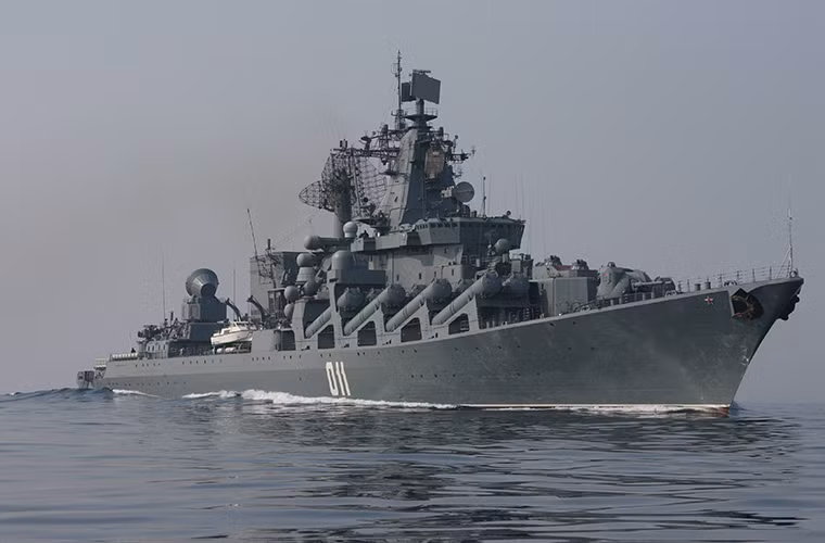 Tiếp theo là một tàu chiến khác thuộc lớp Slava - tuần dương hạm Varyag. Nếu Moscow là kỳ hạm của Hạm đội Biển Bắc thì Slava lại là kỳ hạm của Hạm đội Thái Bình Dương. Về trang bị cả hai con tàu này đều tương tự nhau tuy nhiên Varyag chỉ được trang bị tên lửa chống hạm P-500 Bazalt. Nguồn ảnh: World Defence News.