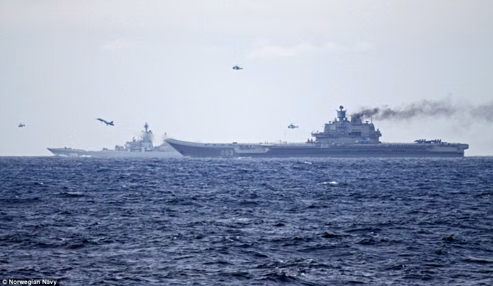Vấn đề lớn nhất đối với tàu sân bay Kuznetsov chính là hệ thống động lực gồm các nồi hơi. Mỗi lần ra biển, luôn có một tàu kéo đi cùng phòng trường hợp động cơ của Kuznetsov gặp trục trặc. Ảnh: Hải quân Na Uy