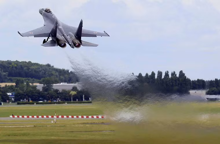 Sukhoi Su-35 là dòng tiêm kích đa năng (thế hệ 4++) hiện đại nhất của Nga hiện nay nó được trang bị hệ thống radar mảng pha cùng hệ thống động cơ tiên tiến giúp duy trì ưu thế trên không trong mọi tình huống. Su-35 còn được đánh giá đủ khả năng đối đầu với các máy bay chiến đấu tàng hình thế hệ thứ 5 của Mỹ và chỉ kém chúng mỗi khả năng tàng hình. Nguồn ảnh: Pinterest.