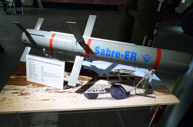 Theo phía BYMC công bố, Sabre-ER có khả năng tấn công nhiều loại mục tiêu khác nhau không chỉ riêng chống tăng mà nhiều loại phương tiện cơ giới hay mục tiêu mặt đất khác. Nó có tầm bắn tối thiểu là 300m và tối đa là 4.500m. Nguồn ảnh: Shuoke.