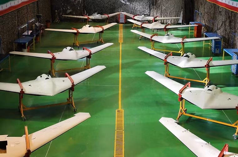 Trên thực tế Saeqeh hoàn toàn được phát triển từ mẫu UAV RQ-170 của Mỹ với nhận biết rõ nhất qua thiết kế, thậm chí Iran còn phát triển thêm một biến thể dân sự của mẫu UAV này.