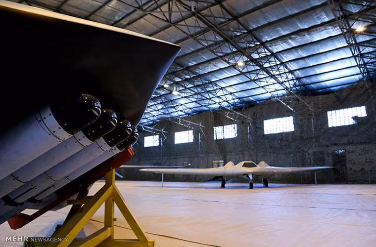 Cận cảnh bộ đôi UAV Saeqeh với hai biến thế tấn công và trinh sát ta có thể thấy nó hoàn toàn tương tự RQ-170, tuy nhiên ở biến thể Saeqeh tấn công chúng lại có kích thước nhỏ hơn.