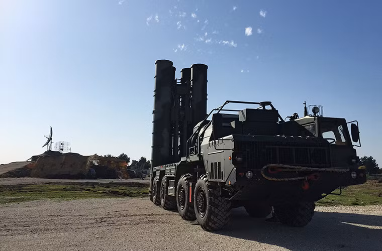 S-500 là tổ hợp tên lửa phòng không hiện đại nhất của Nga hiện nay và nó vẫn do Almaz Antey phát triển với tầm bắn hiệu quả ước tính lên tới 600km. Nếu xét về khả năng S-500 hoàn toàn vượt trội so với S-300 và S-400 nhưng điều này không có nghĩa nó sẽ thay thế hoàn toàn các tổ hợp tên lửa phòng không tiền nhiệm. Nguồn ảnh: Sputnik.