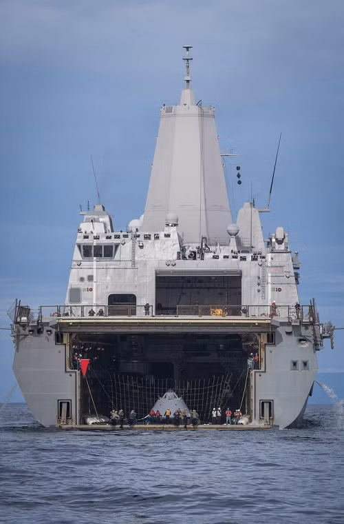 Trong ảnh là nguyên mẫu tàu Orion được thu hồi thành công lên trên tàu USS San Diego. Nguồn ảnh: QQ.