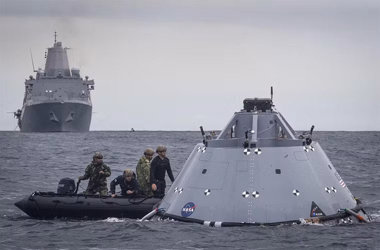 Trong các đợt thử nghiệm gần đây các nguyên mẫu Orion đều được thả từ các máy bay vận tải quân sự C-17 xuống vùng biển thử nghiệm, bản thân con tàu cũng được thiết kế đặc biệt để có thể hạ cánh xuống nước ngay cả khi với 2 dù chính trong tổng số 4 dù được mở ra trong quá trình hạ cánh. Nguồn ảnh: QQ.